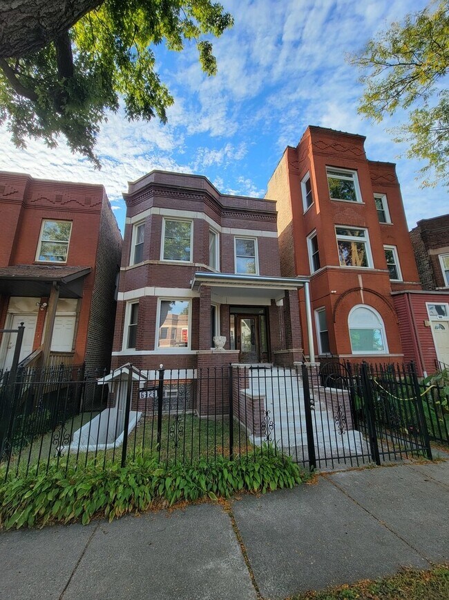 Building Photo - 6328 S St Lawrence Ave Unit 2