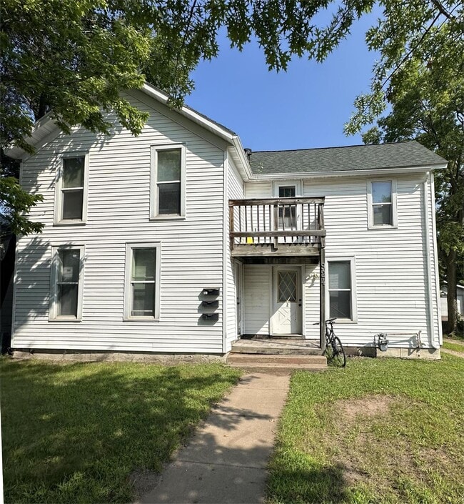 Building Photo - 1 bed 1 bath on Water St near UWEC! Unit 2 Rental