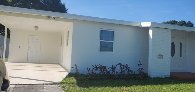 Building Photo - 131 SE Serenata Ct Rental