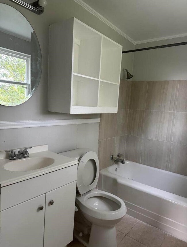 Building Photo - 702 Rosedale St Unit B