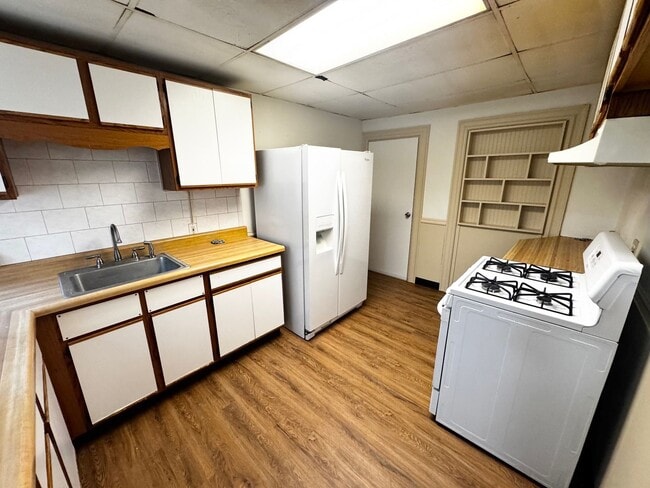 Building Photo - Welcome Home to 1101 Fredonia!