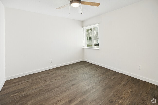 3BR, 1BA - 1,000SF - Bedroom