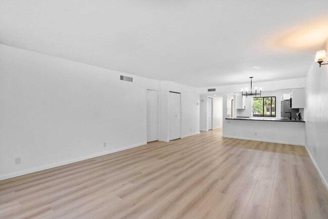 Photo - 341 Lakeview Dr Unit 203