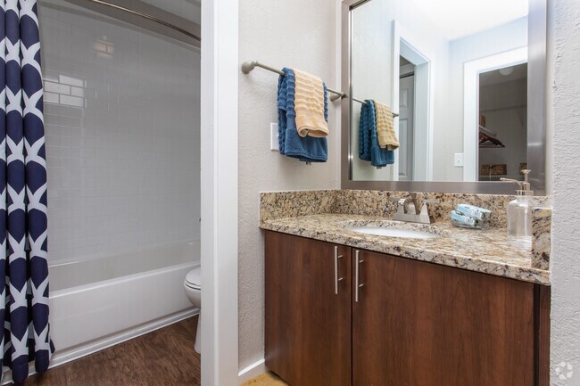 2BR, 2BA - 1000SF