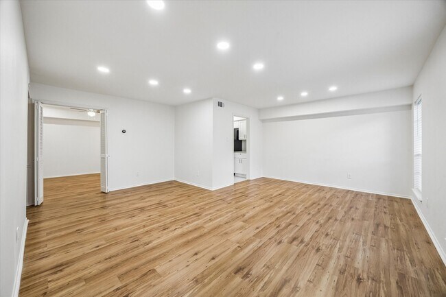 Photo - 357 N Post Oak Ln Unit 102