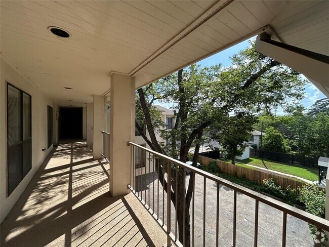 Building Photo - 409 E 38th St Unit 303 Rental