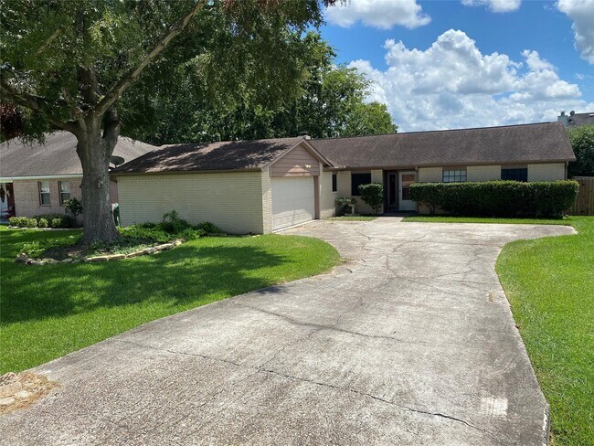 Building Photo - 10813 Scenic Dr