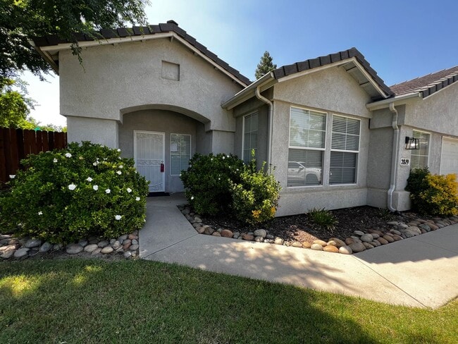Building Photo - Single Family Home Southwest Visalia!