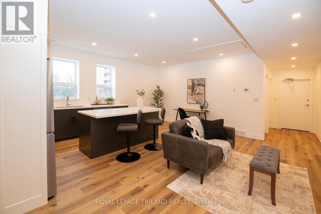 Photo - 425 Dundas St