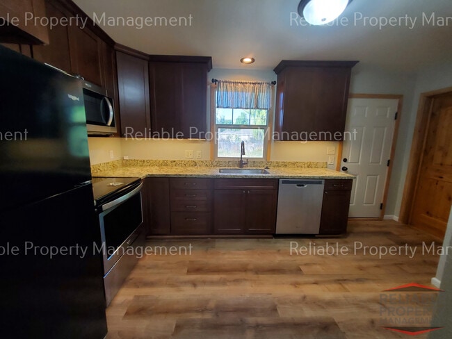 Photo - 823 Saturn Ave