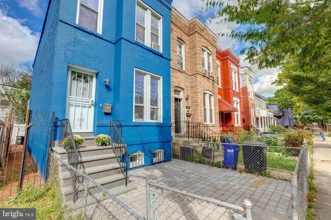 front - 1102 Trinidad Ave NE