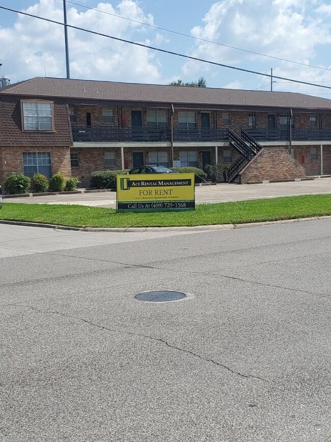 Building Photo - Welcome Home to your 2 Bedroom | 1 Bathroom Apartment Home located at Chateau Royal in Orange, TX! Unit 30