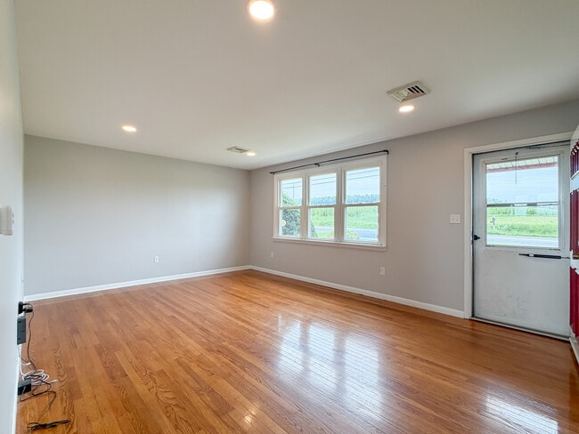 Photo - 1435 Bowmansville Rd