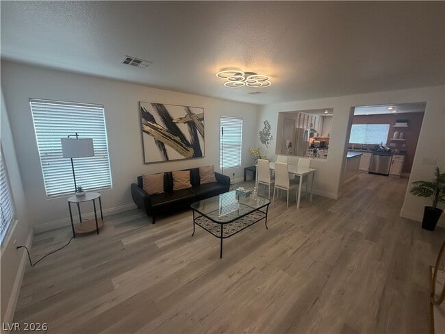 Photo - 569 Port Talbot Ave