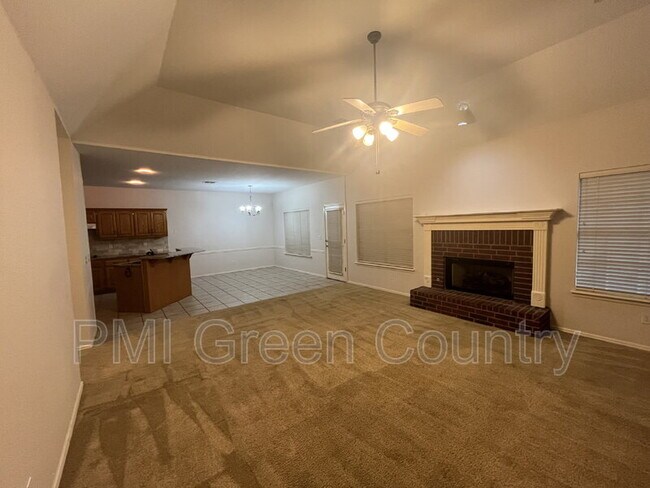 Photo - 305 N Aster Pl