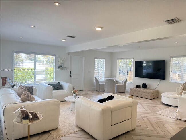 Photo - 44 NW 40th St