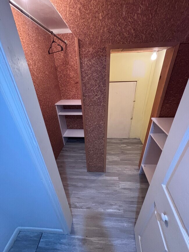 Den Walk in Closet