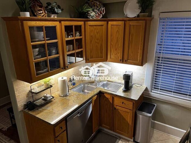 Photo - Available June 1st - 2 Bedroom 1 bath top floor condo in Saint Paul! Unit D