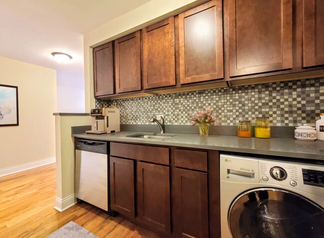 Photo - 555 W Arlington Pl