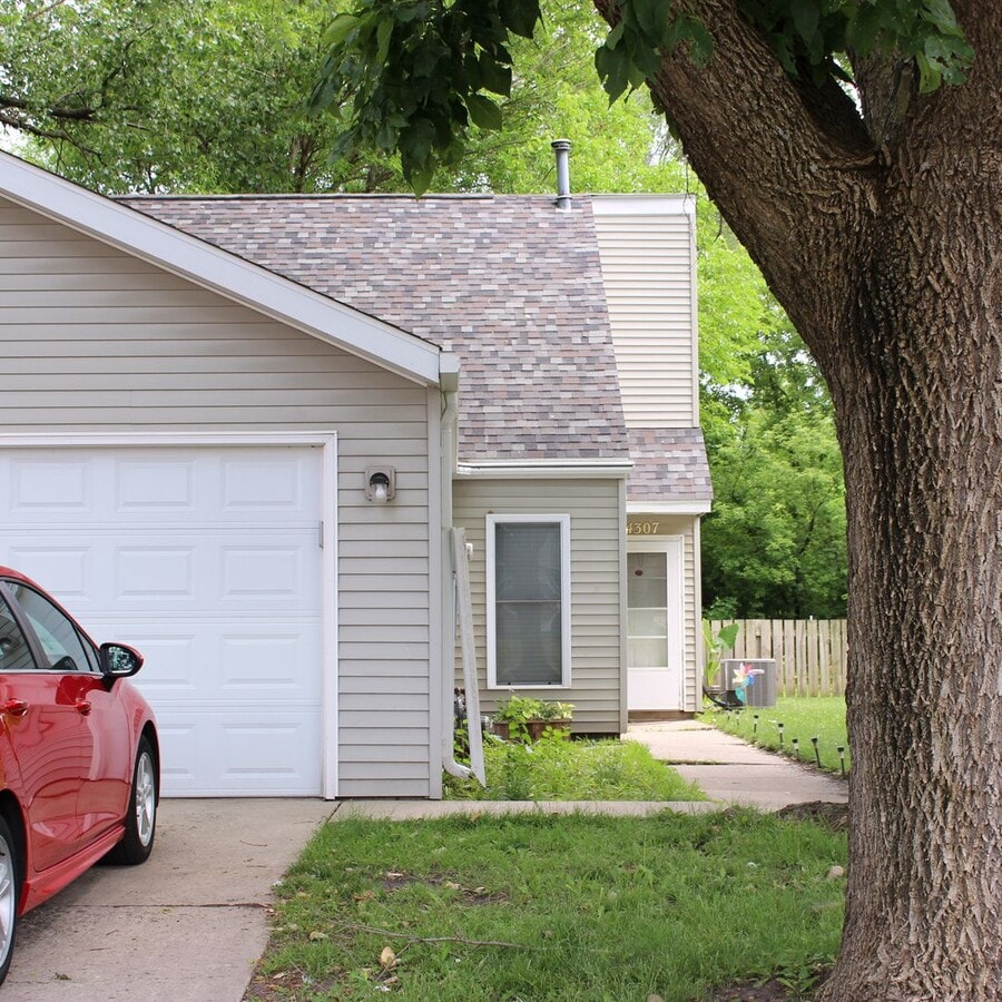 Spacious 2 Bedroom w/Vaulted Ceilings - Spacious 2 Bedroom w/Vaulted Ceilings