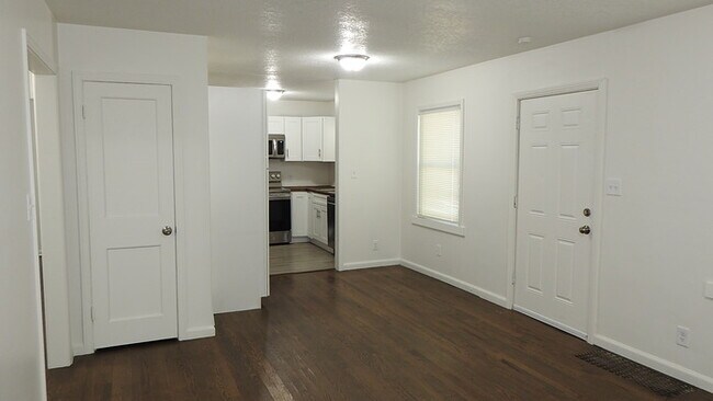 Photo - Cozy 2 bedrooms and 1 full bath home located on S Overton Ave in Independence, MO
