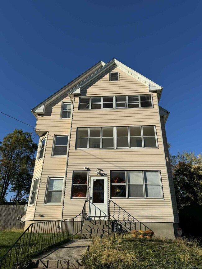 Building Photo - 162 Jubilee St Unit 2