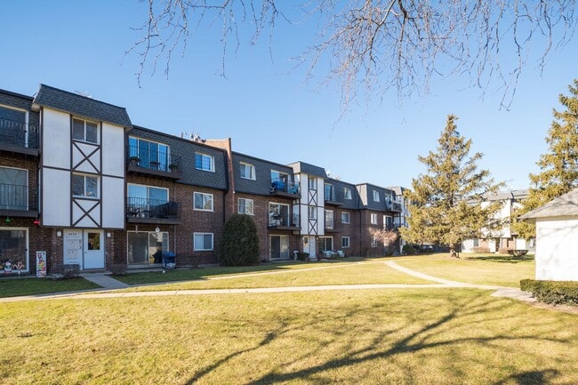 Building Photo - 9457 Bay Colony Dr