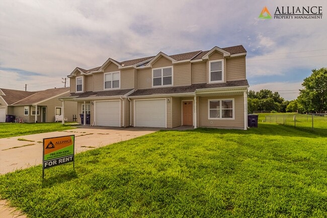 Building Photo - Spacious Duplex ~ Open Kitchen with Breakfast Bar!