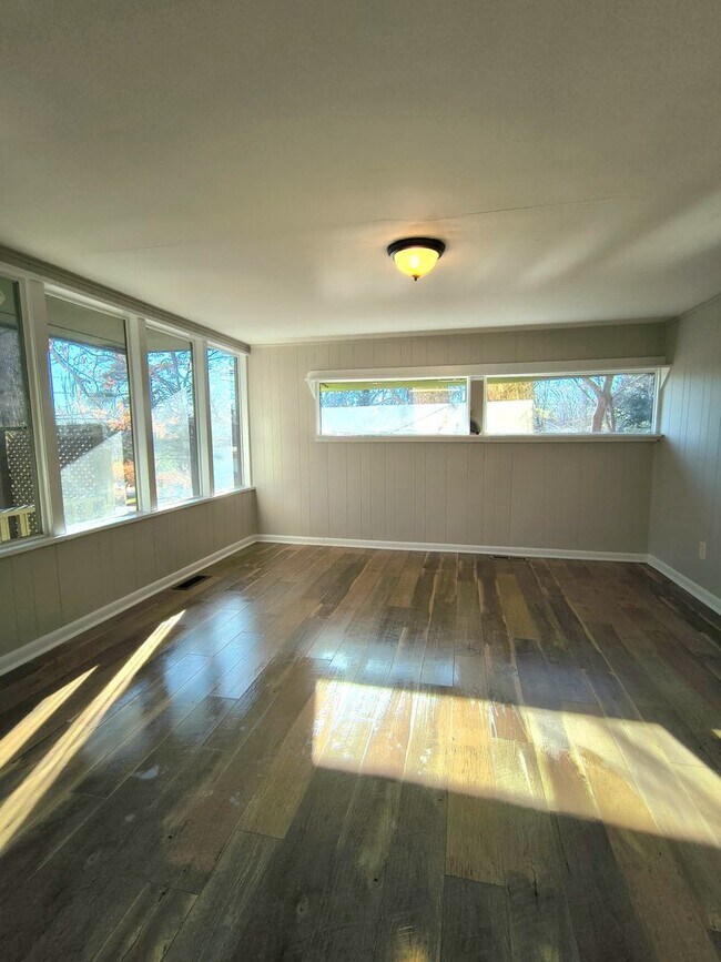 Photo - Updated 2br/1ba Oak Ridge bungalow