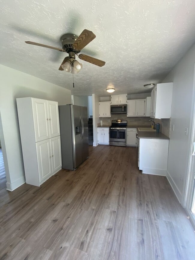 Building Photo - Now Leasing! 3 Weeks Free | 4 Bed, 1.5 Bat...