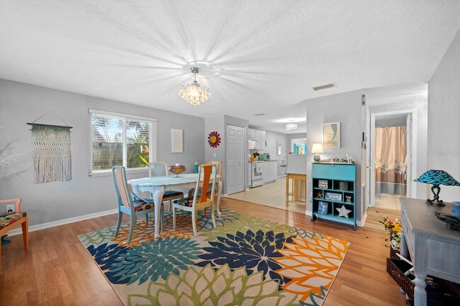 Photo - 5027 31st St W