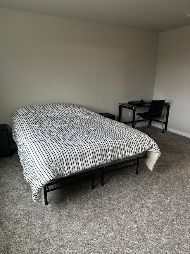 Building Photo - 2251 Ridgewood Dr Unit #2