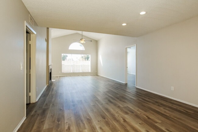 517 E Utopia Rd
