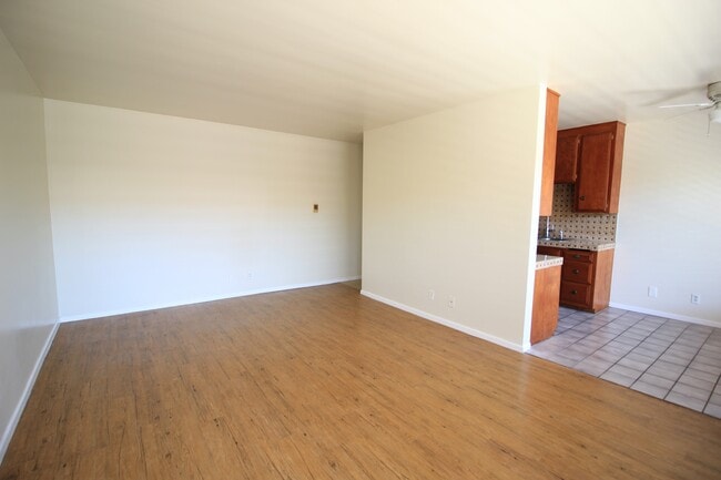 Building Photo - 527 Cedar Ave Unit 2J Rental