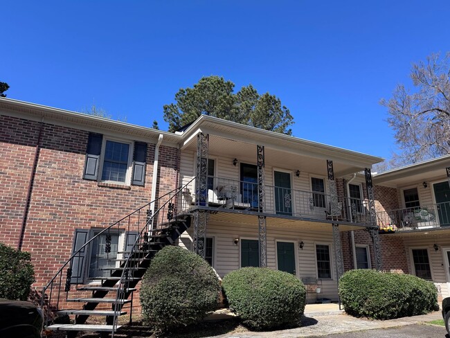 Photo - 2 bedroom, 1 bath apartment in small complex on Hill Street! Walking distance to Normal Town, Dow... Unidad 6