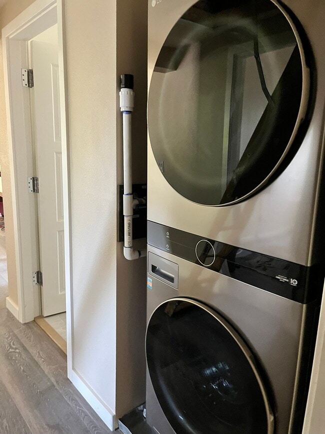 Building Photo - 906 Mustang Ct Unit A