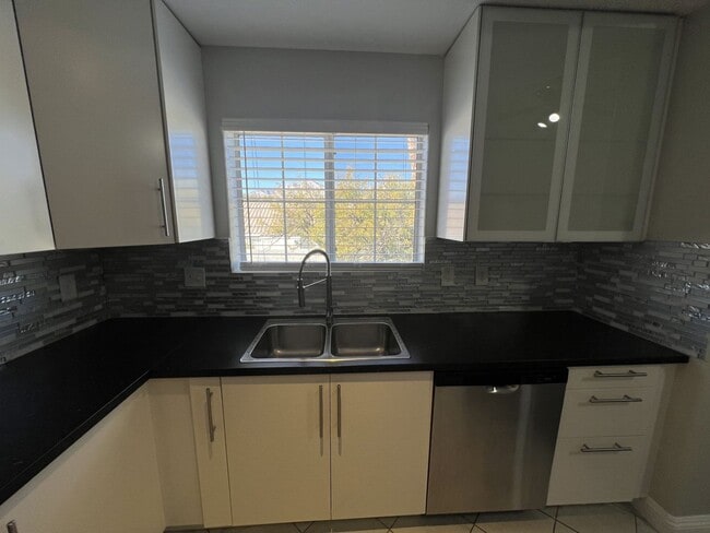 Photo - UPGRADED 2BEDROOM, 2BATHROOM HOME Unidad 201