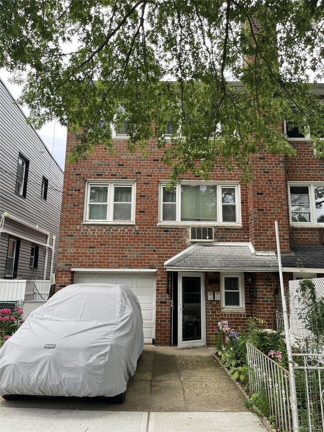 Building Photo - 70-65 Walnut St Unit 3