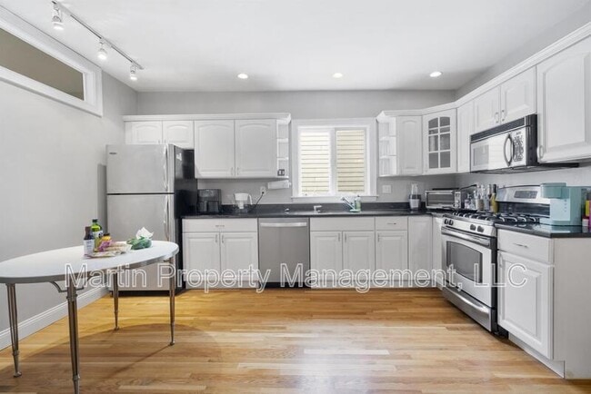 Photo - 734 E 6th St Unit 3