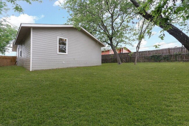 Building Photo - 3 bedroom 2 bath less than a mile from Fort Sam AFB!