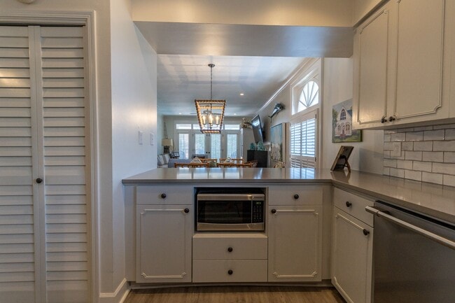 Photo - UNFURNISHED UNIT! NOW SHOWING!  Stunning t...