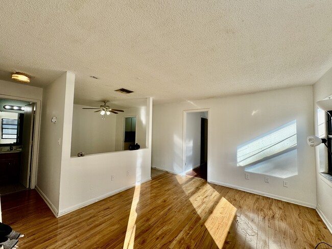 Photo - 6047 32nd St N