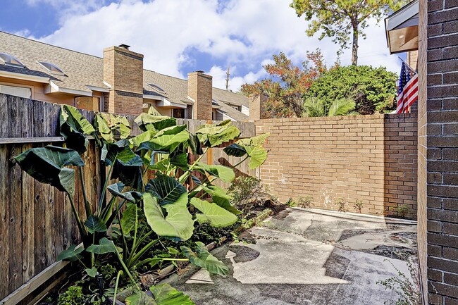 Building Photo - 13948 Hollowgreen Dr Unit 25