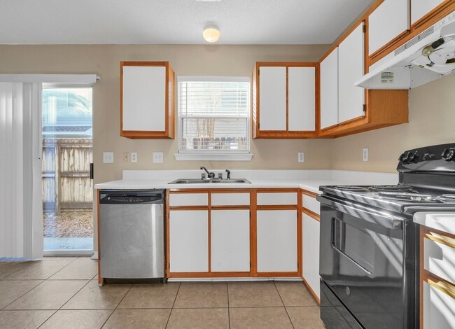 Building Photo - FWB Townhome