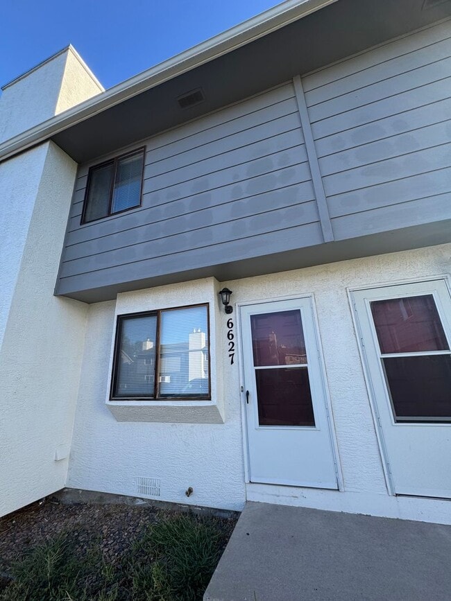 Building Photo - 2 bedroom, 1 1/2 bath townhome in the  EAGLE CREST TOWNHOMES community. MOVE IN SPECIAL