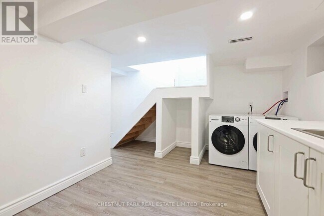 Photo - 15 Denison Rd W