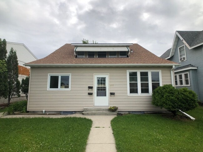 Building Photo - Darin Johnson Triplex Unit 2-Back Rental
