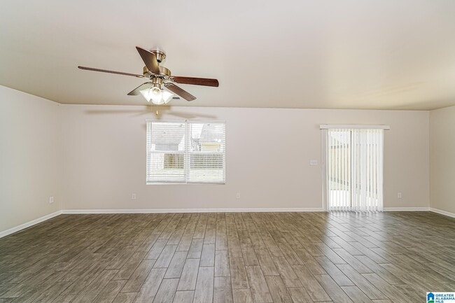 Photo - 855 Hawthorn Ln