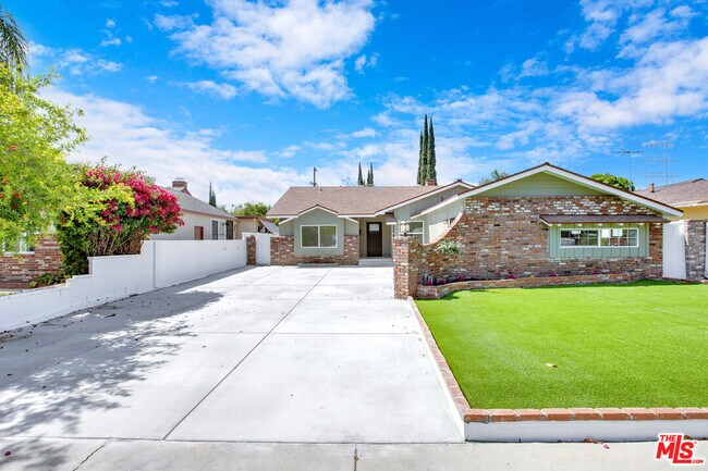 Photo - 18800 Cohasset St