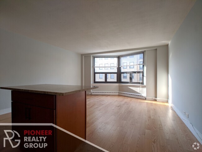 Building Photo - 445 W Wellington Ave Unit 8H Rental